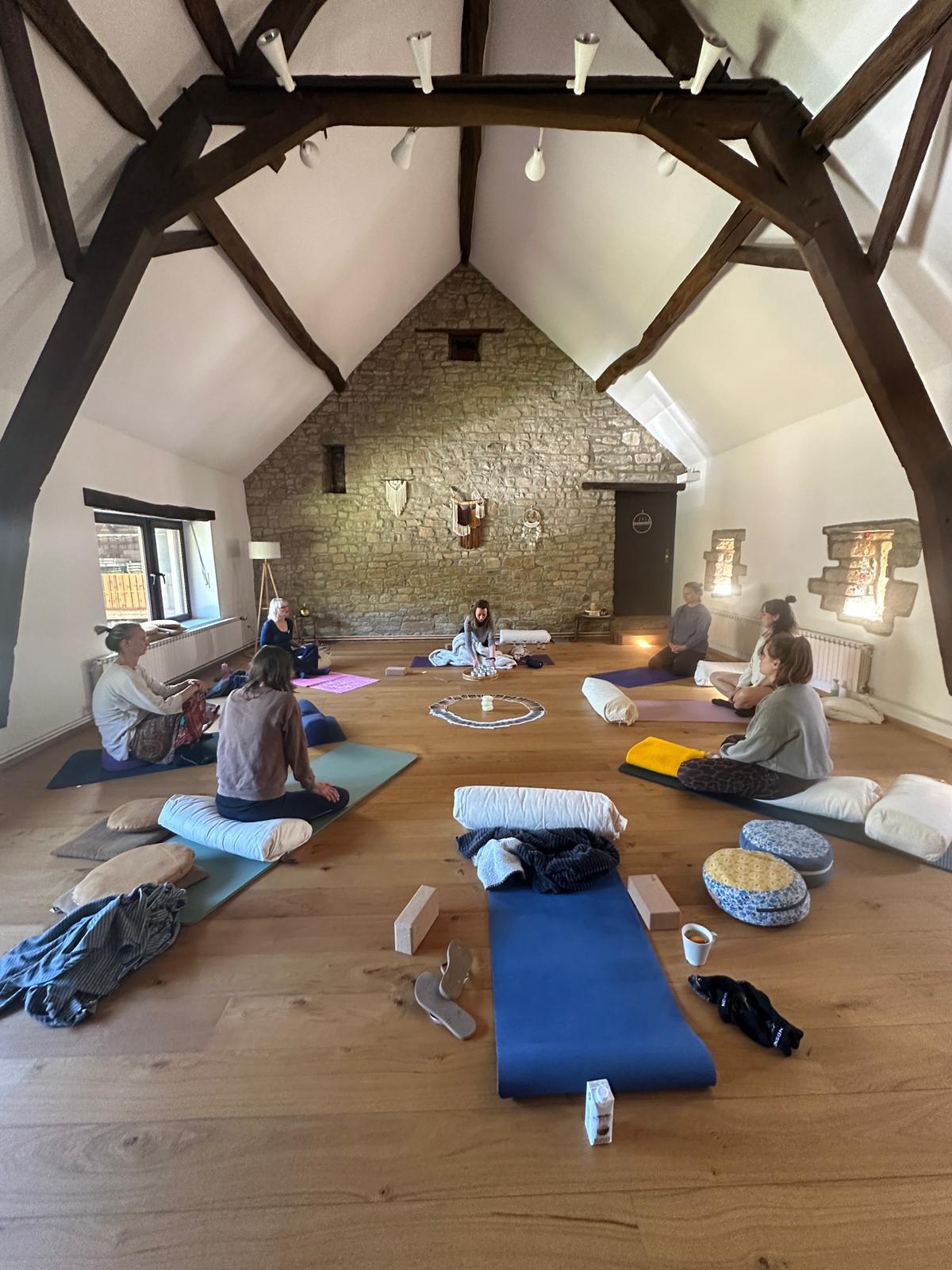 Vrouwen in een rustige, gemeenschappelijke meditatiesessie